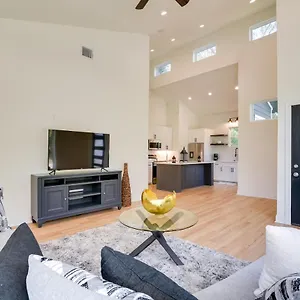 Pet-friendly About 3 Mi To Downtown!