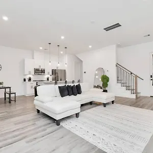 Stylish 4 Beds - Min To Downtown With Backyard Holiday home
