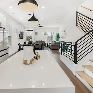 Elegant 3-bedroom In Downtown *
